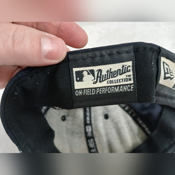 Black SnapBack cap from the Boston Red Sox One Size 7 1/8 - Picture 8 of 9